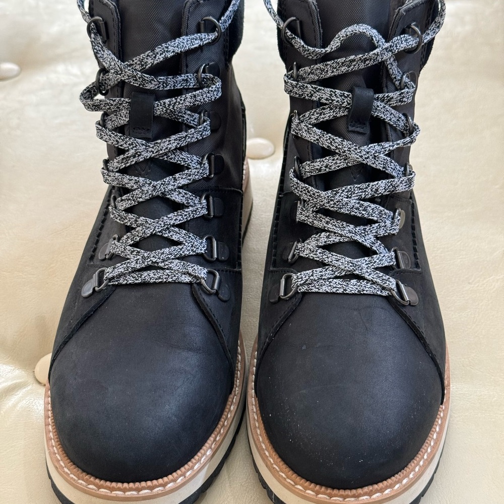 Tom’s Women’s Zs. 9.5